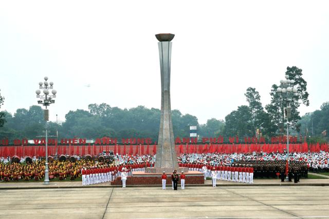 Ngọn đuốc được thắp trên đài lửa khai mạc Đại lễ 1.000 năm Thăng Long - Hà Nội